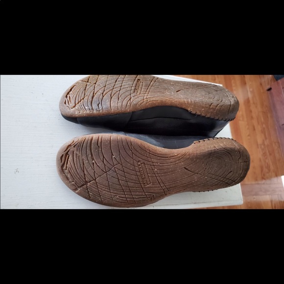 Merrell size 8.5 Flats - Picture 3 of 5